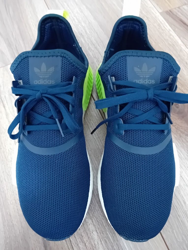 Adidas Boost weltmarke mit den 3  -marime 6 1/2 UK - baieti