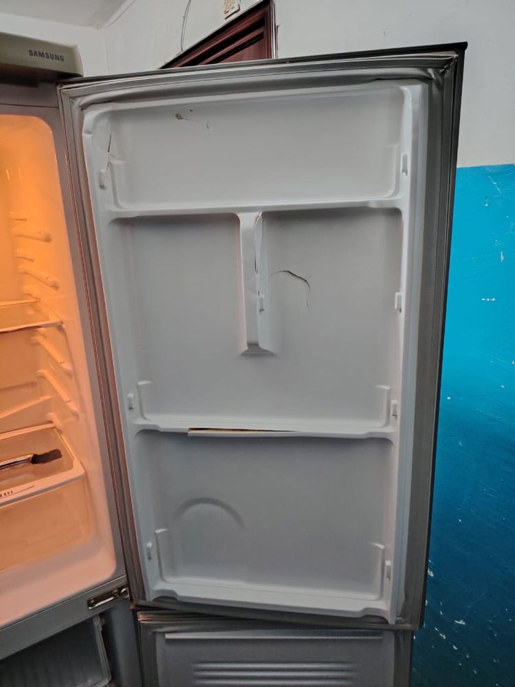 Продаю рабочий холодильник. Возможно доставка