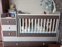 Бебешко легло с опция да се трансформира в детско легло и бюро