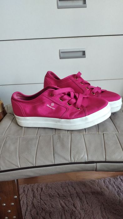 Tenesi cu talpa inalta