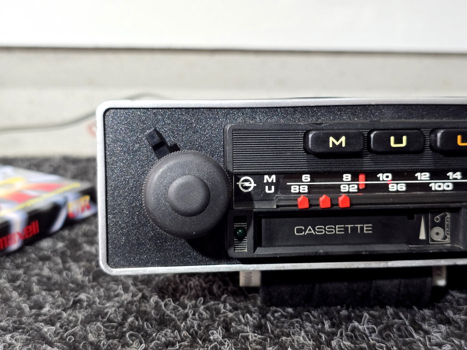 Radio casetofon retro GRUNDIG , automobile retro clasice,  istorice