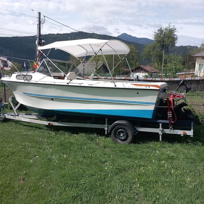 Barca Daycruiser cu motor