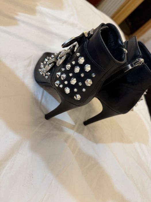 Toti pantofi la 100 de lei perechea , sunt noi sau ca si noi .