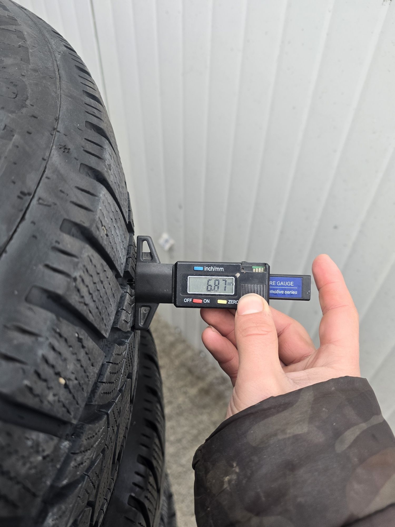 4 Броя 235/60/18 Dunlop 2x6,8mm 2x5,6mm