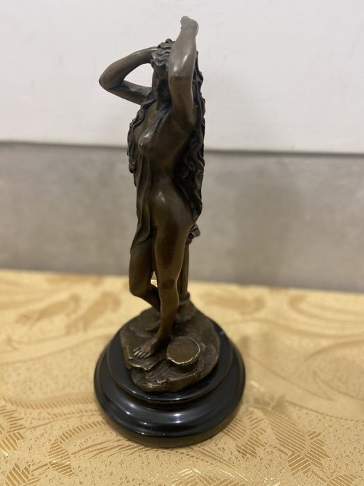 Statueta bronz masiv .inaltime 32 cm