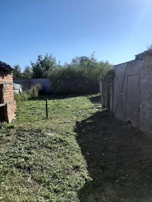 Casa la rosu cu etaj