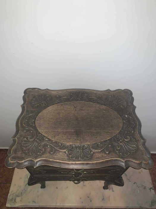 Comoda mica cu trei sertare si maner din bronz