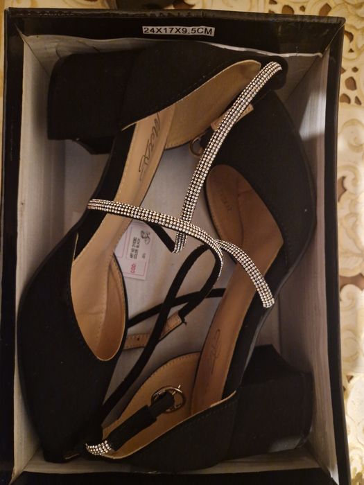 Vând pantofi dama Mei