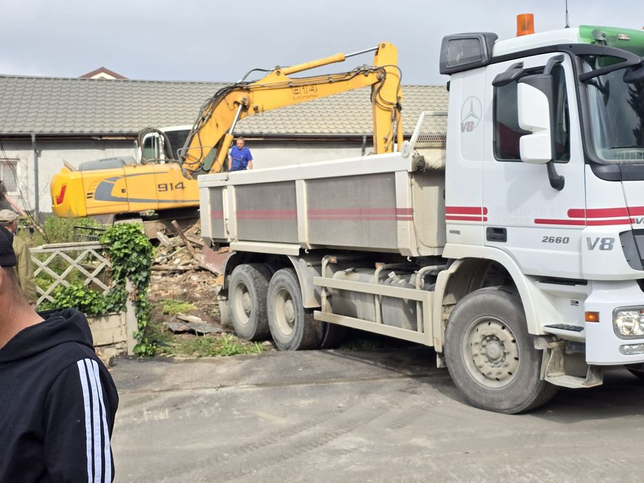 Demolari : case/pereți ,Decopertari : gresie/faianța, Transport Moloz