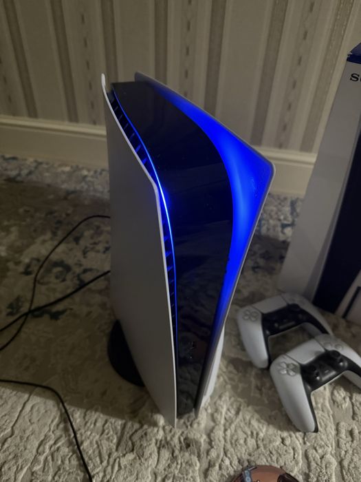 PlayStation 5 (дисковая) + 2 геймпада + 4 игр + оригинальная коробка