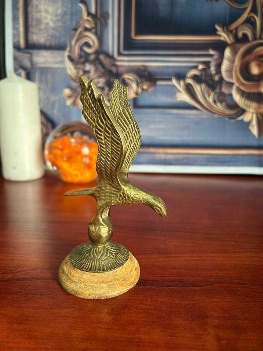 DN343 Statueta de bronz mica pe suport lemn 132g 13x7cm Vultur