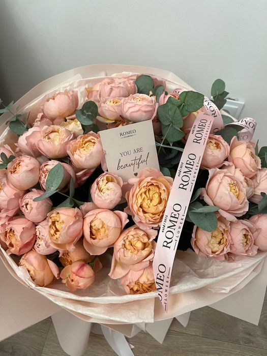 Свежие цветы около 60 штук, букет из пионовидных роз.