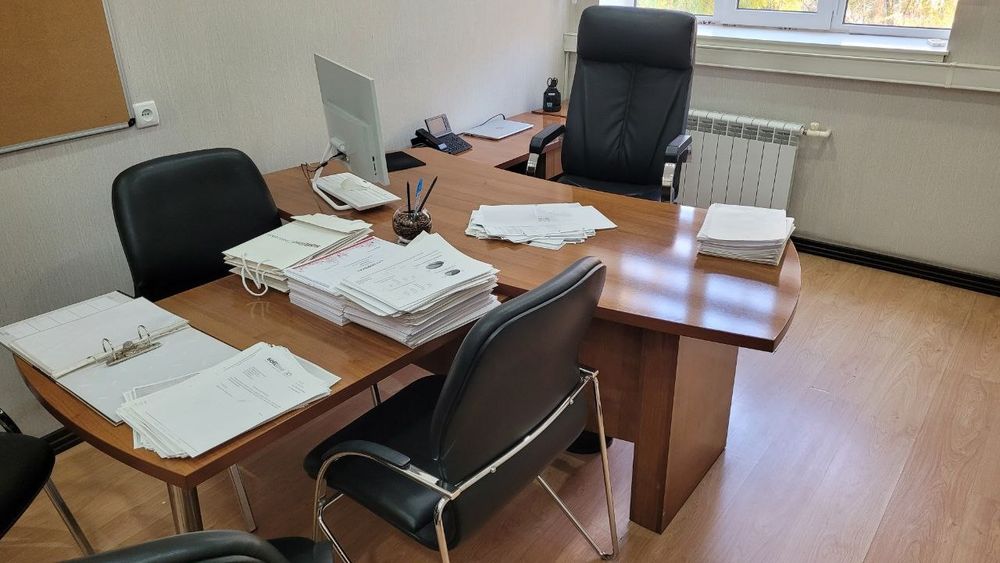 Шкафы и стулья набор