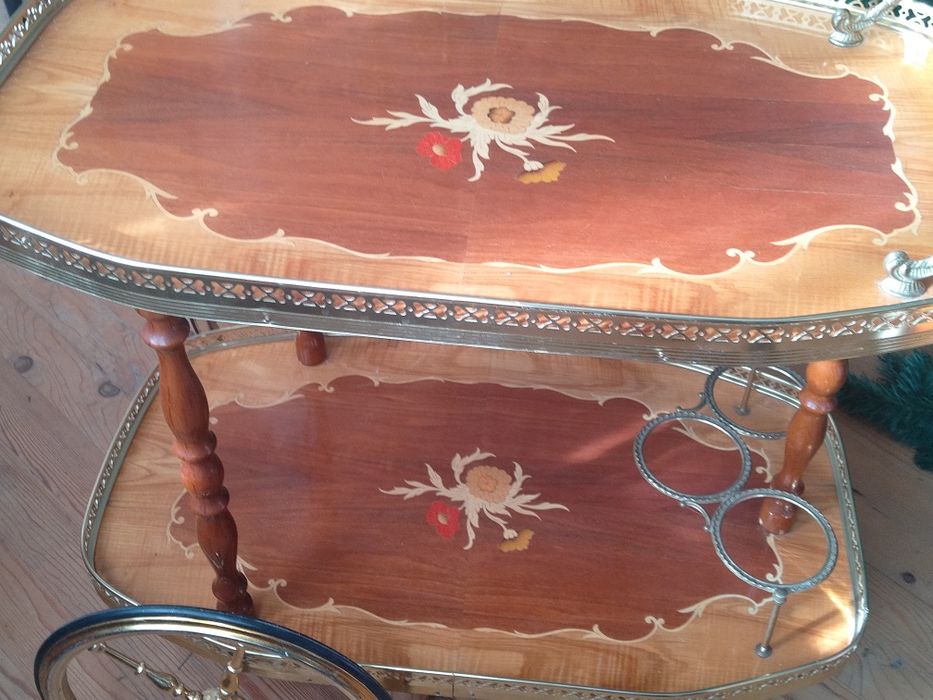 Продавам помощна количка подвижно барче интарзия флорални мотиви