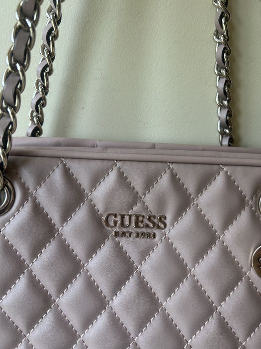 Чанта Guess розова с лека забележка