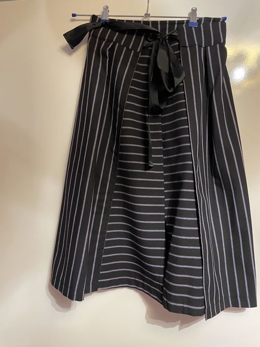 Дамска пола тъмно синьо с райе бордо.Модела тип престилка с 2 ра пола