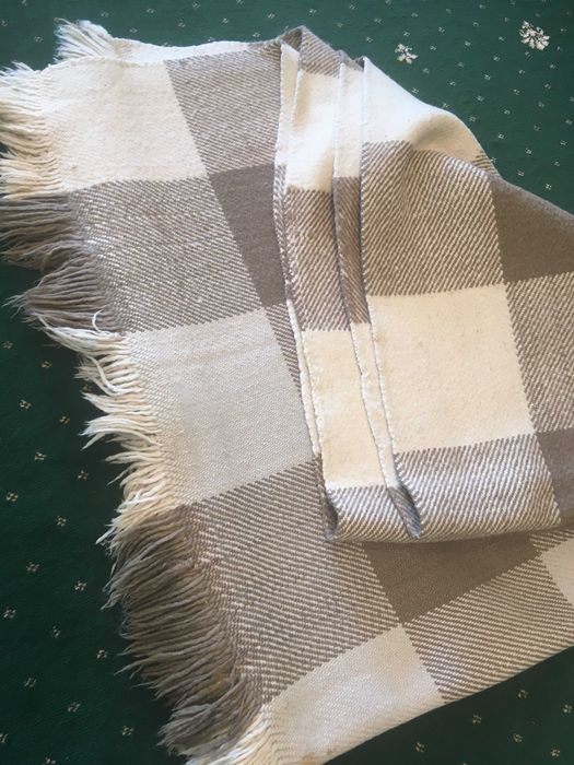 одеала вълнени 2 брх30 лв., едното прокъсано, другото има следа...