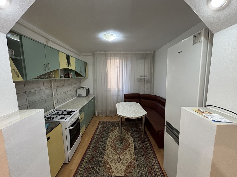 De inchiriat Inchiriez aparteament 3 camere etaj 1 bloc tip vila+garaj