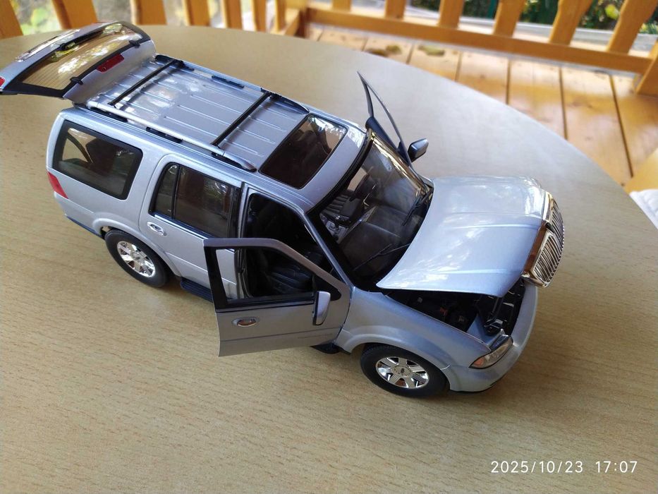 1:18 Метален модел на Lincoln Navigator 2005 Welly