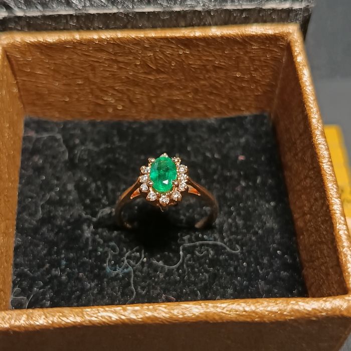 Златен пръстен. Emerald/смарагд/изомруд) и 12 диаманта