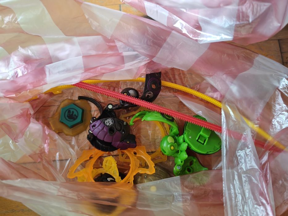 Продавам много бакугани bakugan