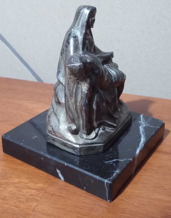 Statueta religioasa reprodusa dupa sculptura Pieta a lui Michelangelo