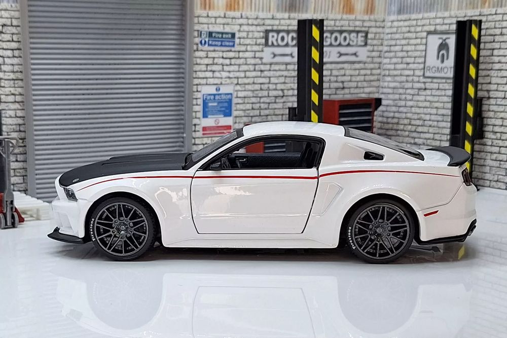 Maisto sp edition кола new ford mustang street racer бяла