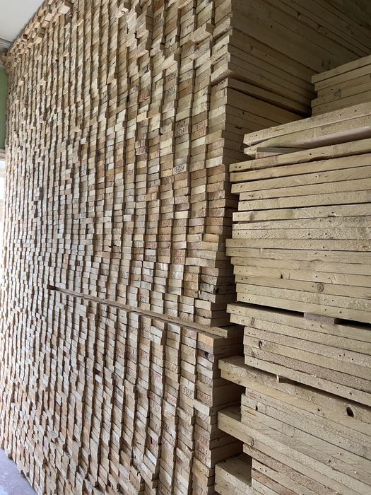 Pol uchun taxta sotiladi.