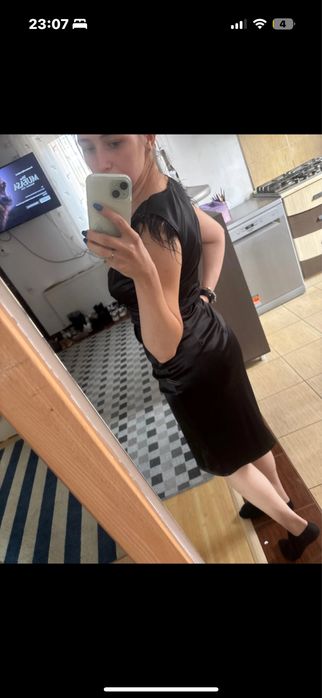 Rochie neagra cu pene