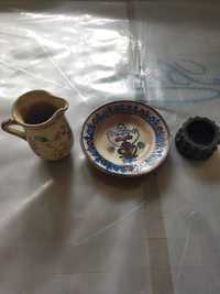 Trei vechi piese de ceramica.