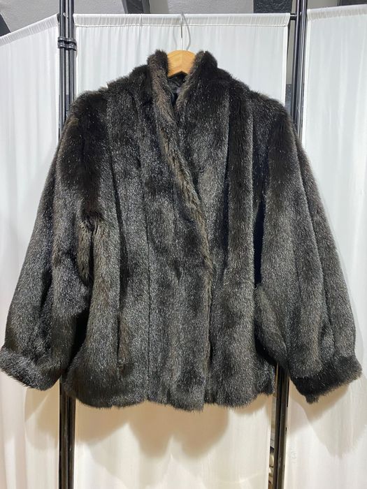 Късо палто от изкуствена кожа с косъм в шоколадово кафяво