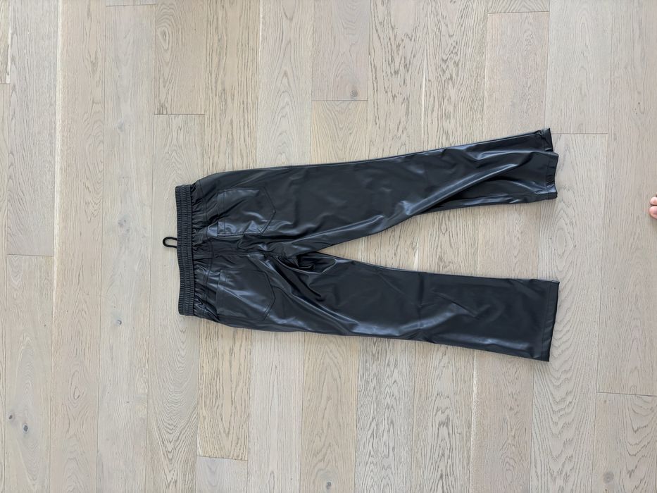 Pantaloni din piele negri