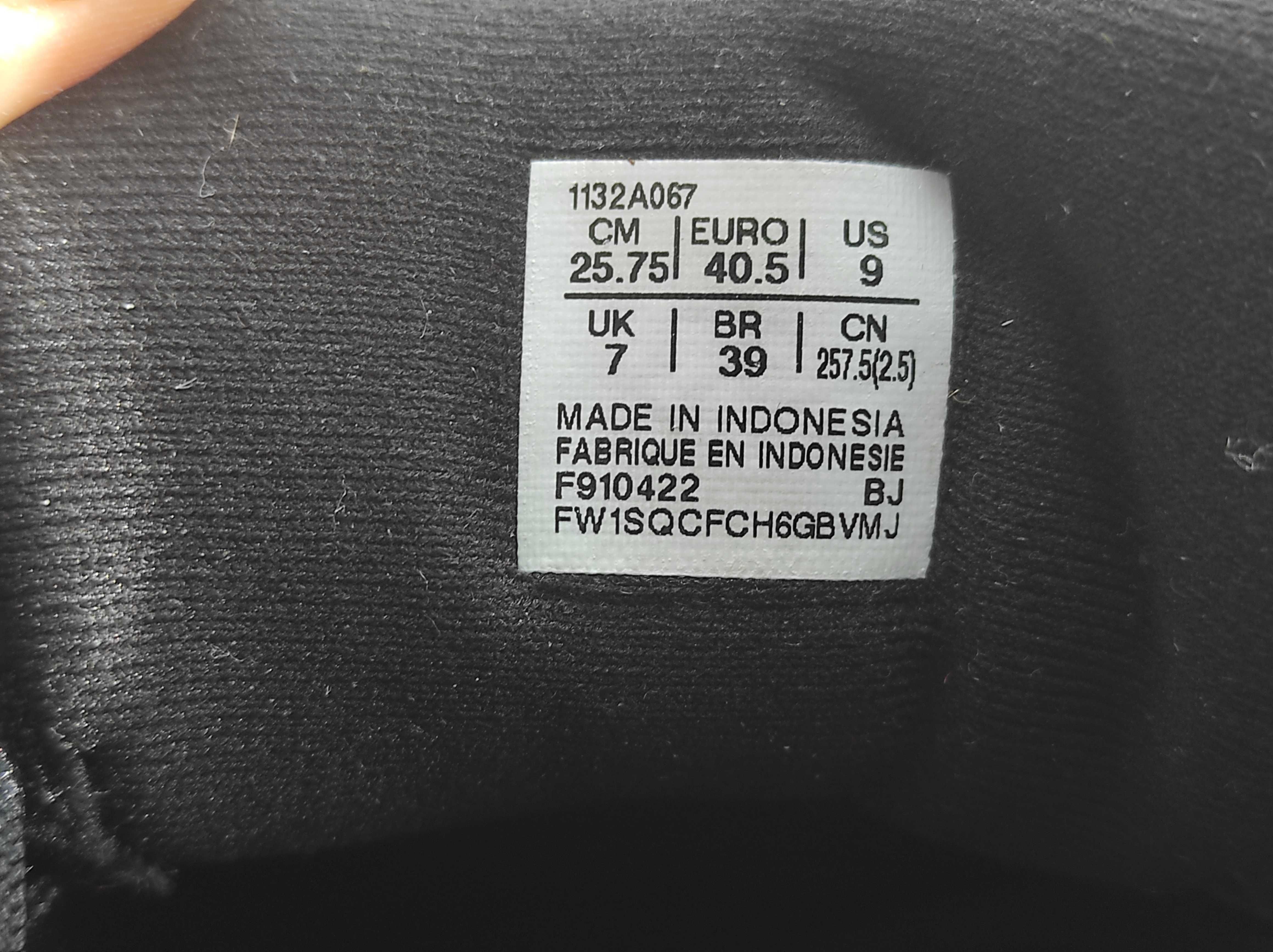 Маратонки Asics , 26,5 см е стелката, отговаря на 41 номер