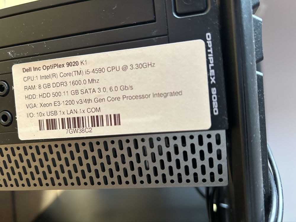 Dell Optiplex с монитори, клавиатури и мишки
