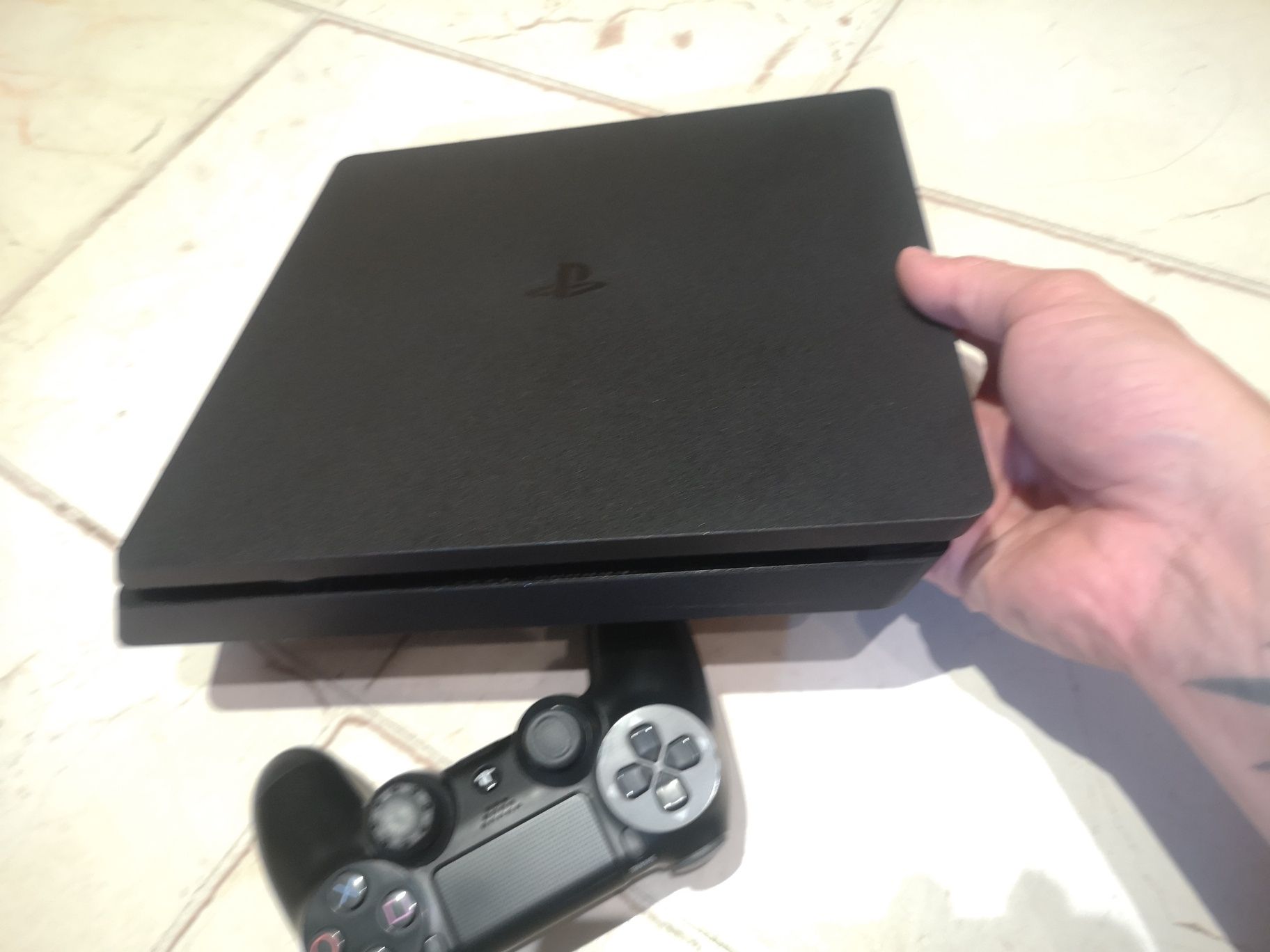 PlayStation 4 slim 1Tb в перфектно състояние
