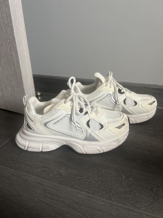 Бели Сникърси, маратонки