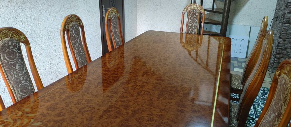 Продам стол со стульями.