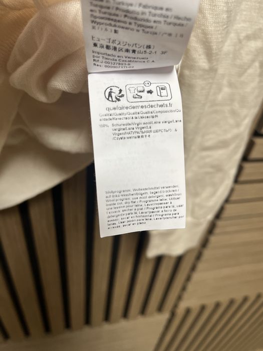 Hugo Boss : Finest Italian Yarn  - 100% вълна размер S / Оригинал