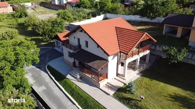 Vilă 5 camere,4 băi,teren 2.041 mp,Deva-zona str. Horia