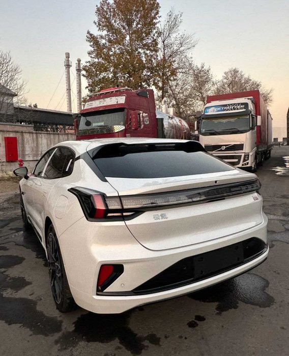 zeekr 001 varyantga va naxtga