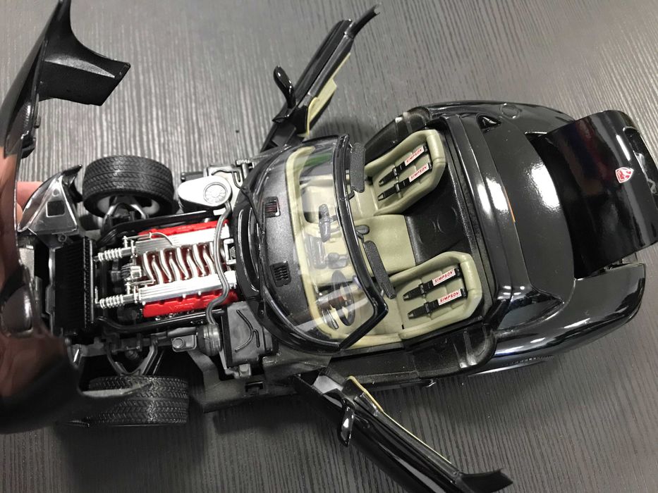 BBURAGO метална колекционерска количка DODGE VIPER SRT 1:18