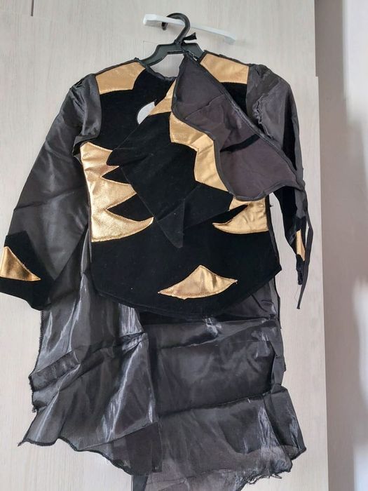 Жаңа жылдық киім сатылады