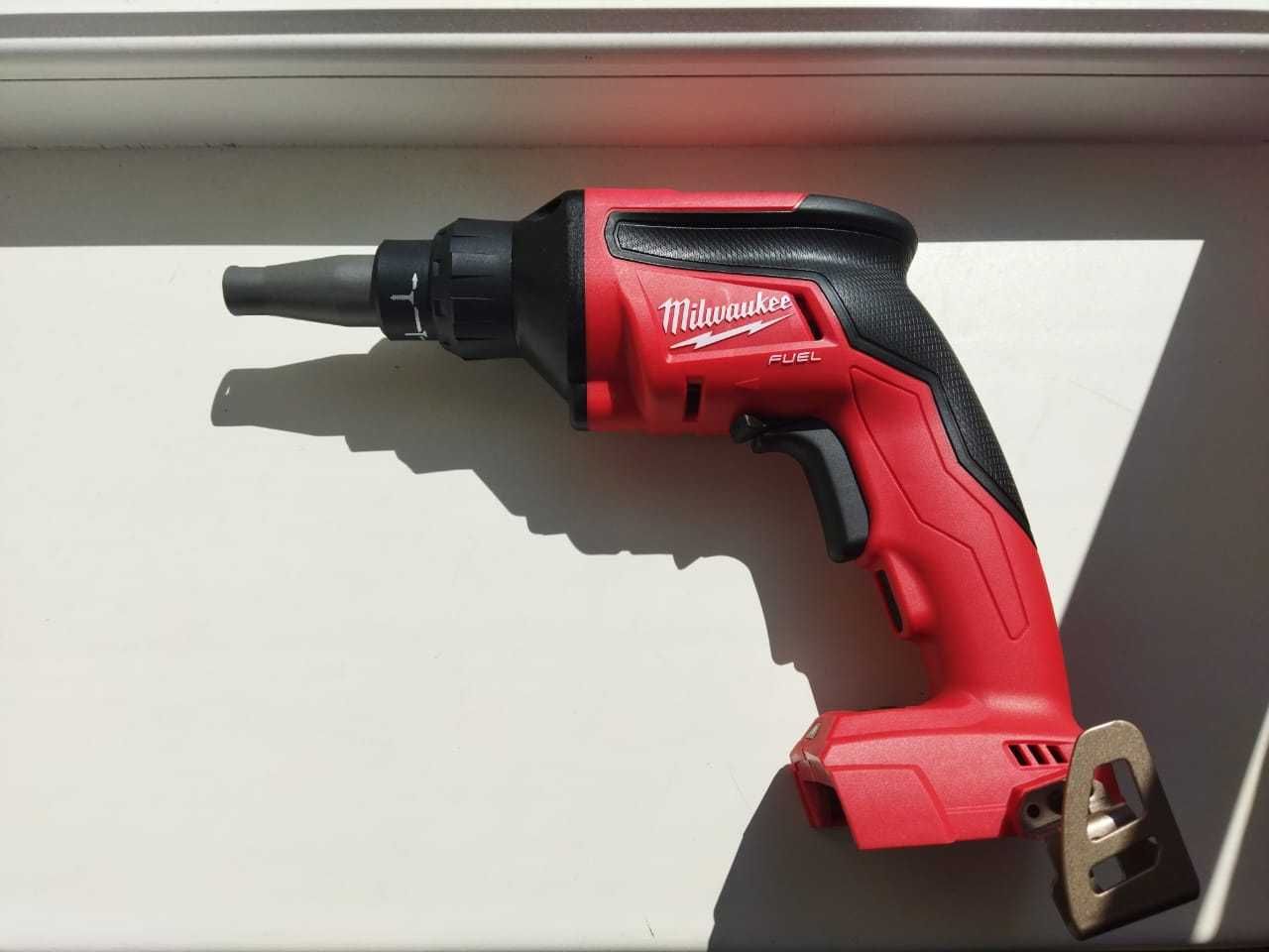 Шуруповерт по гипсокартону Milwaukee M18 FSGC-202X