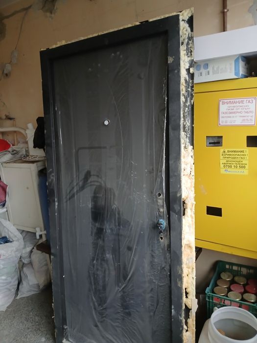 Продавам входна врата
