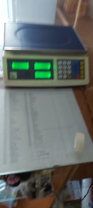 Vând 2 vitrine frigorifice, cantar electronic 3 rafturi de lemn .