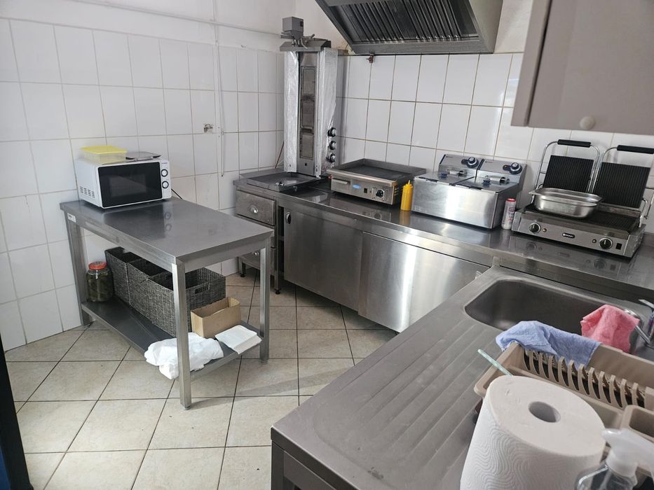 Vând fast-food complet utilat