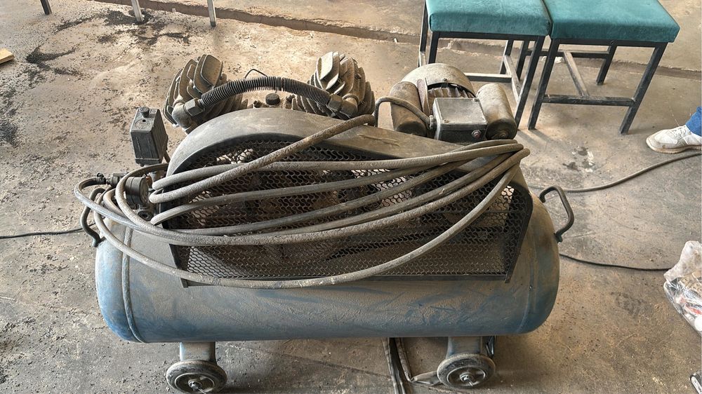 Компрессор 200 л, на 220В в хорошем состояний, продам срочно. Алматы