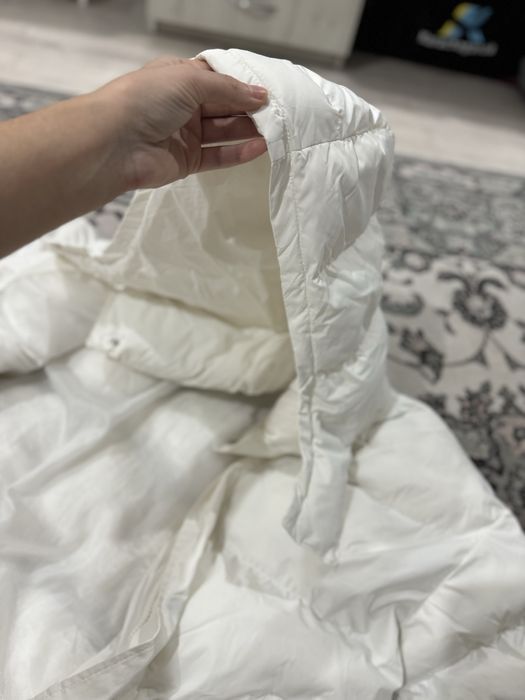 Белая куртка одевала пару раз  размер стандарт подходит 42-44