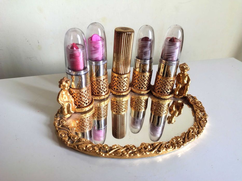 Прекрасна Позлатена Поставка За Червила