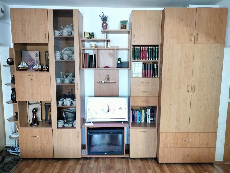 Mobilă living cu multiple spații de depozitare